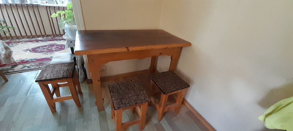 Кухонный стол и три табурета