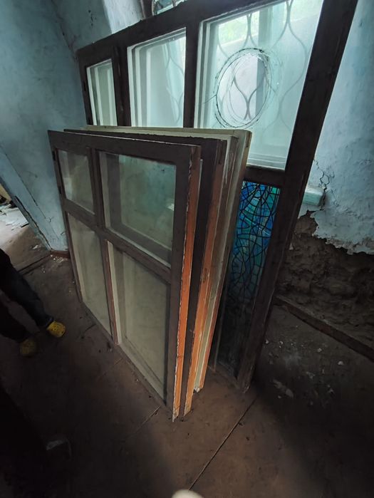 Деревянные рамы для окон со стеклами