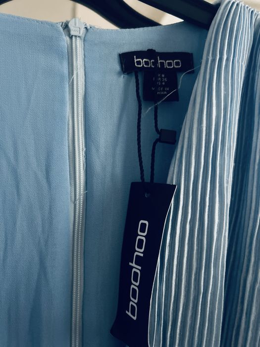 Rochie Boohoo noua cu eticheta, volane si maneca evazata S