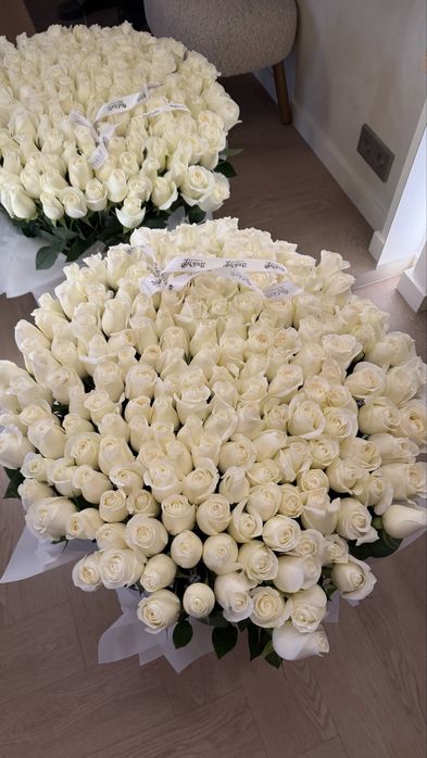 Цветы белые  розы  свежие