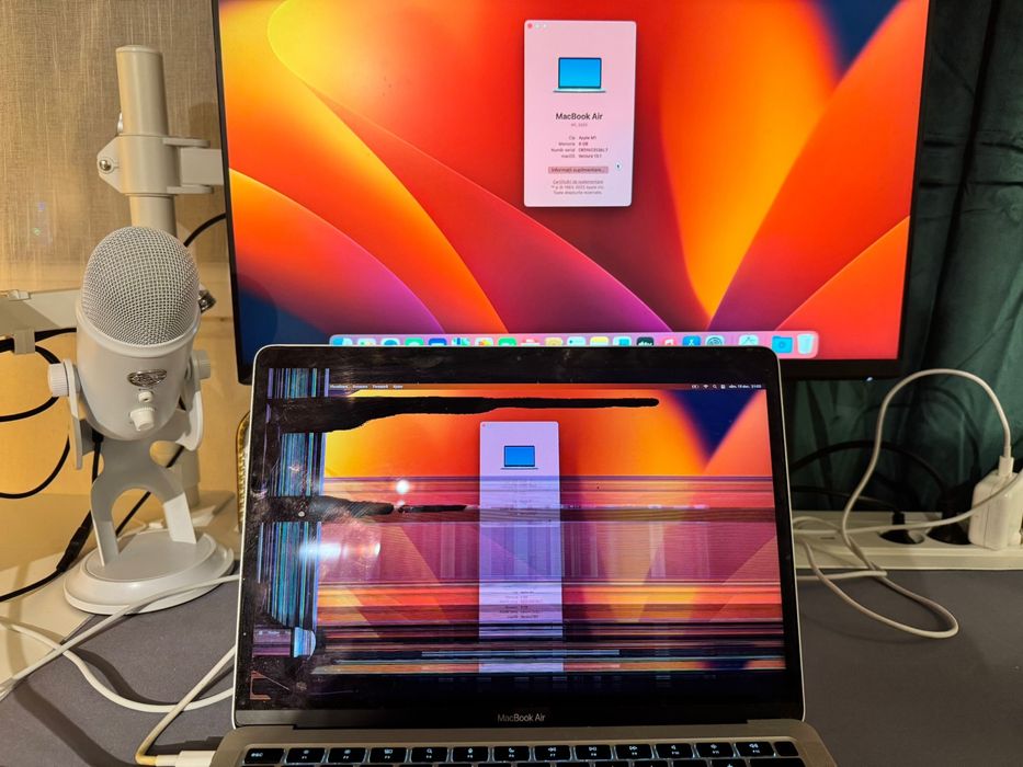 Macbook air m1 2020, full functional, display stricat