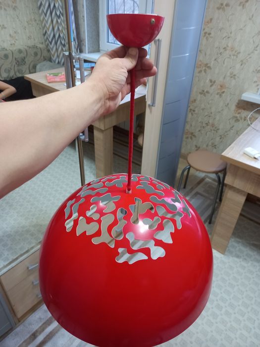 Продам  красную люстру