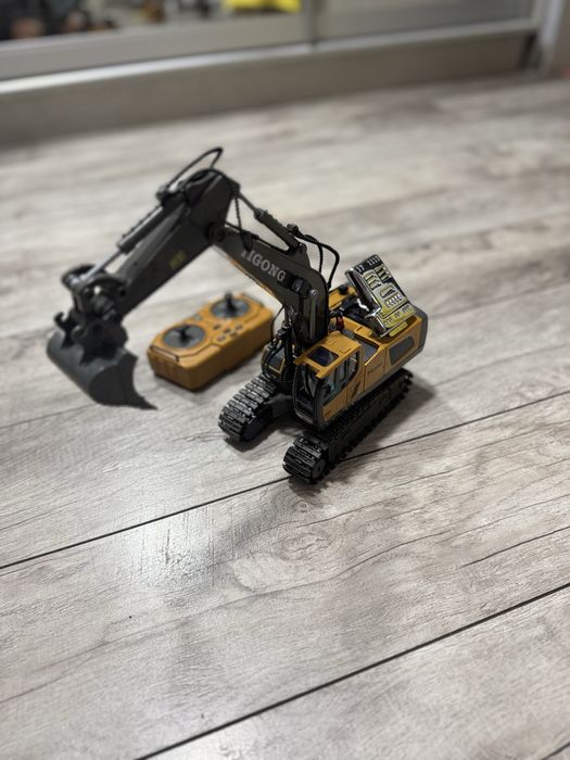 Машинка на пульте управления