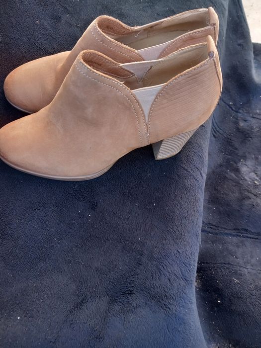 Vând botine de piele de culoare bej