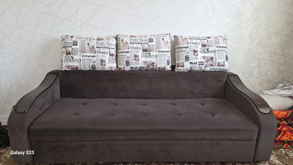 Диван коричневый