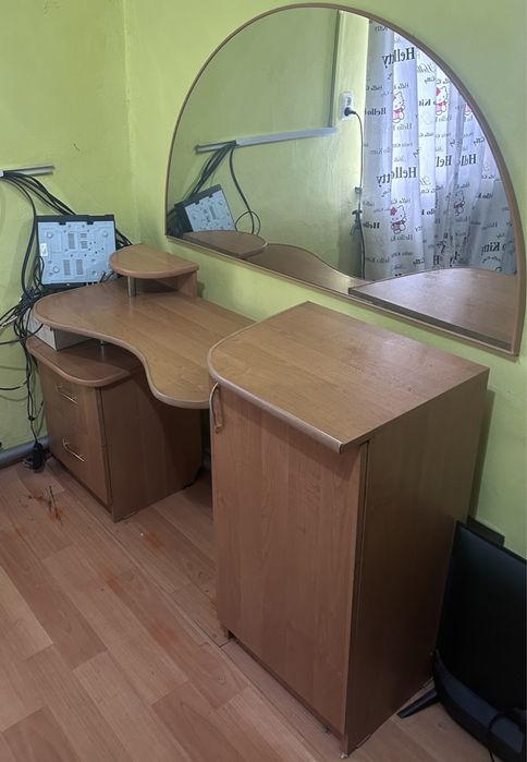 Продам туалетный столик