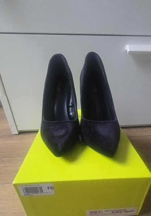 Черни плюшени обувки