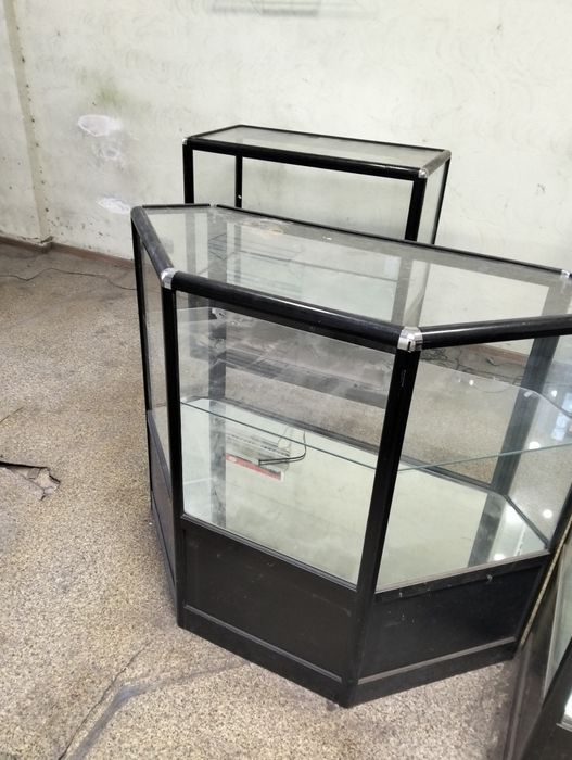 Продам витрину стеклянную