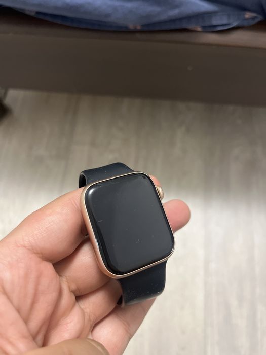Продается эпл вотч се  1 версия 44 ми