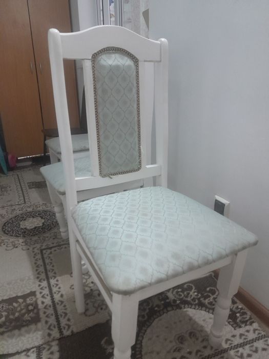 Продам белые деревянные стулья