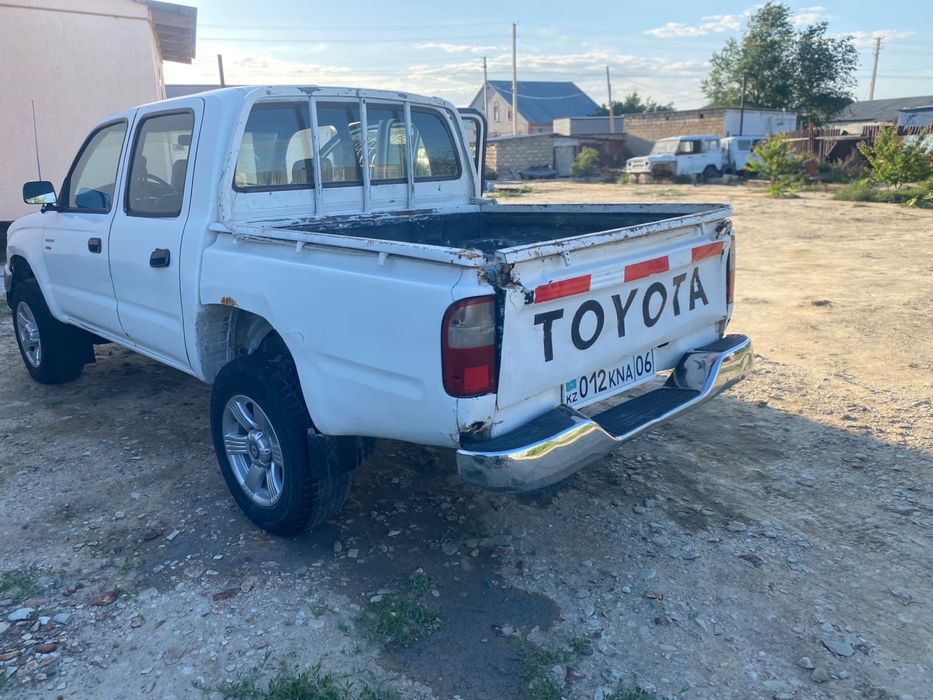 toyota hilux 2004 года.