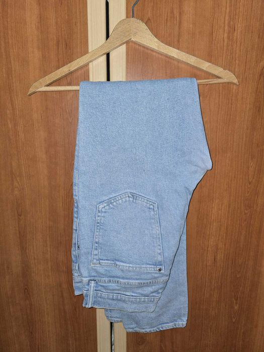 Blugi albaștri H&M, model Skinny Fit – croi modern