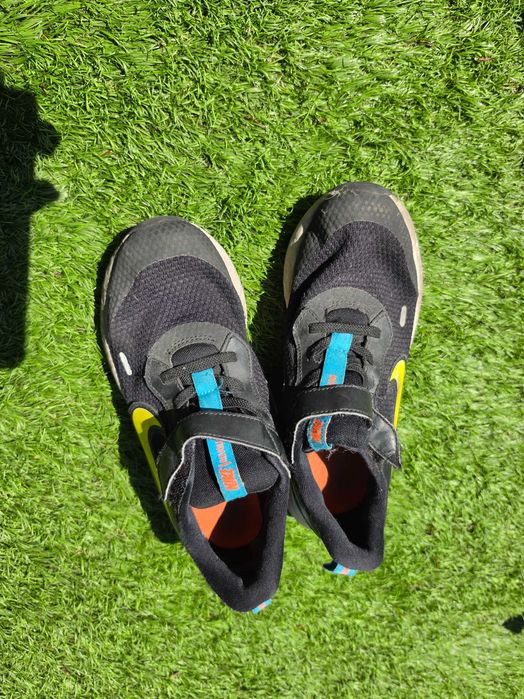 Vând adidasi Nike copii