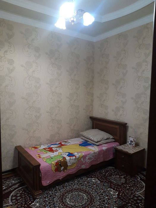 Продаётся дом в центре города Янгиюлея .Обшая площадь  3  соток .