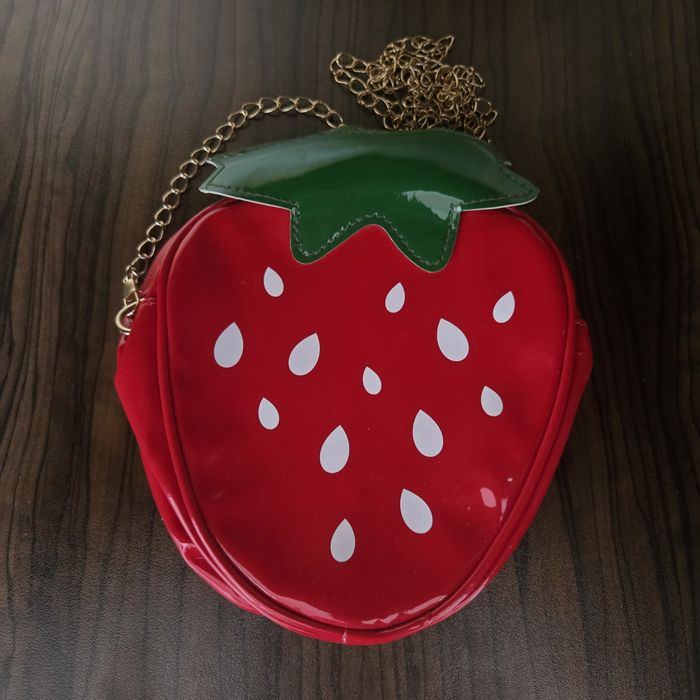 Детска чанта с форма на ягода