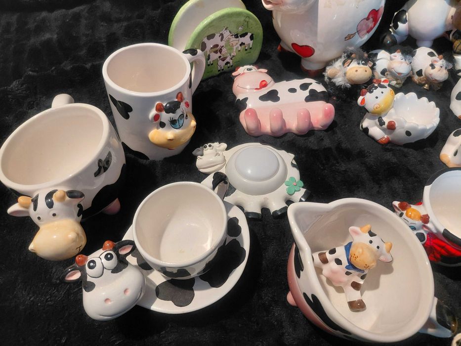 Колекция от фигурки на крави