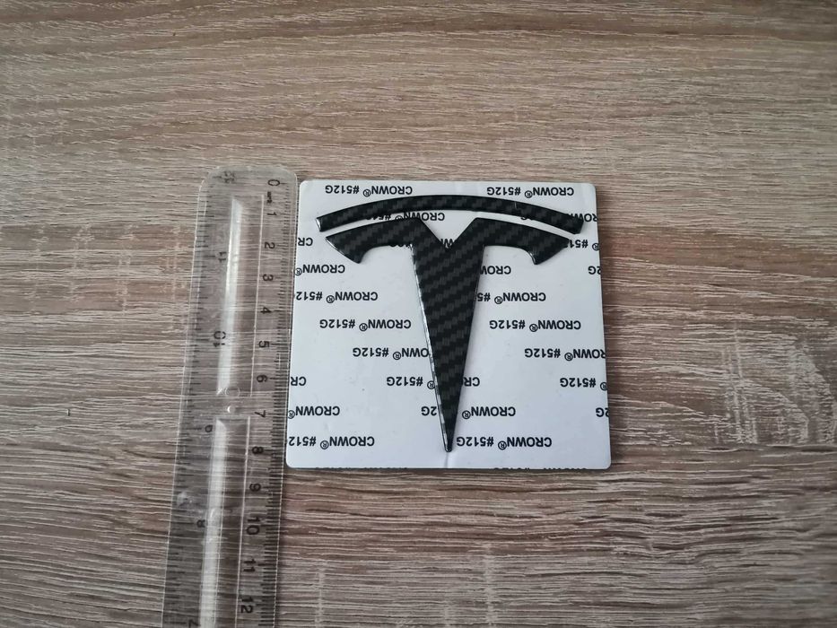 задно лого Tesla Model Y карбон