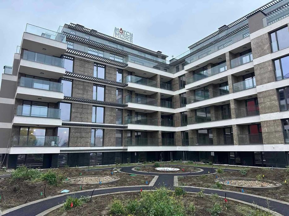 Дизайнерски обзаведен тристаен апартамент