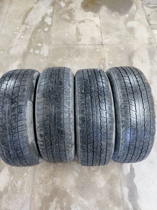 Продам комплект зимних авто шин