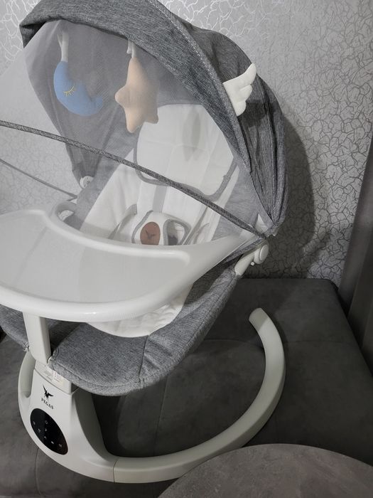 Шезлонг серый с белым.