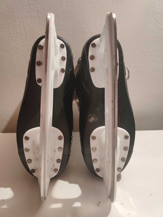 Коньки продам      .