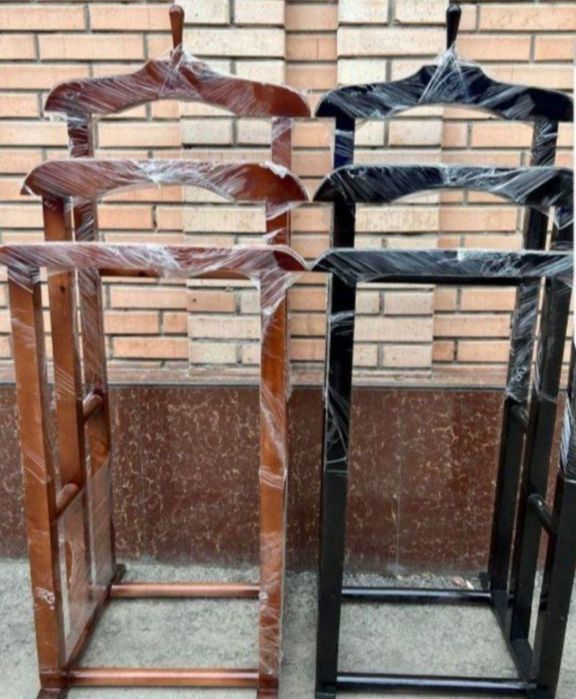 Доставка бесплатная. Вешалка желательмен деревянная.