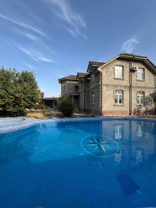 Продается просторный 2-этажный дом с бассейном и участком 12 соток