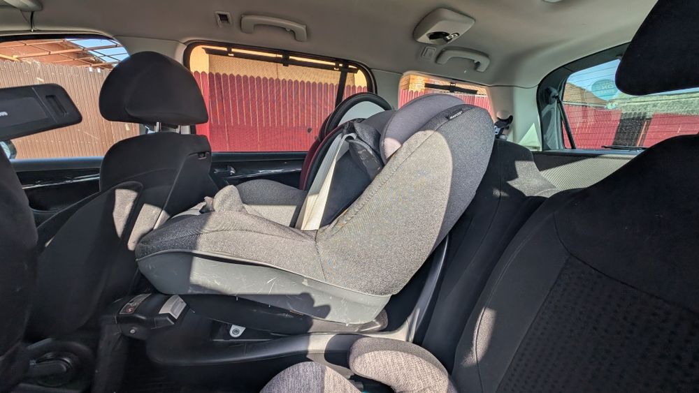 Set Complet Maxi-Cosi: Bază Isofix FamilyFix + Scoică Cabriofix + Scaun Pearl