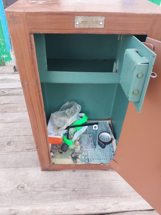 Сейф металлический