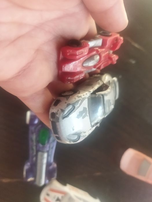 Разные игрушечные машинки