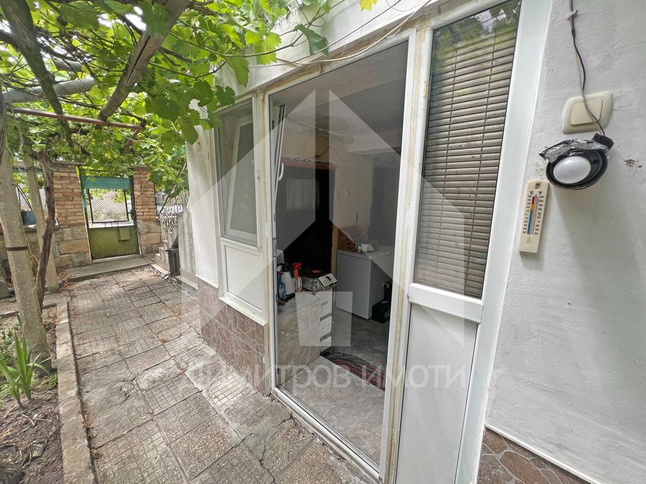 Продава самостоятелна двуетажна къща с двор от 600 м2 и ГАРАЖ. Център!