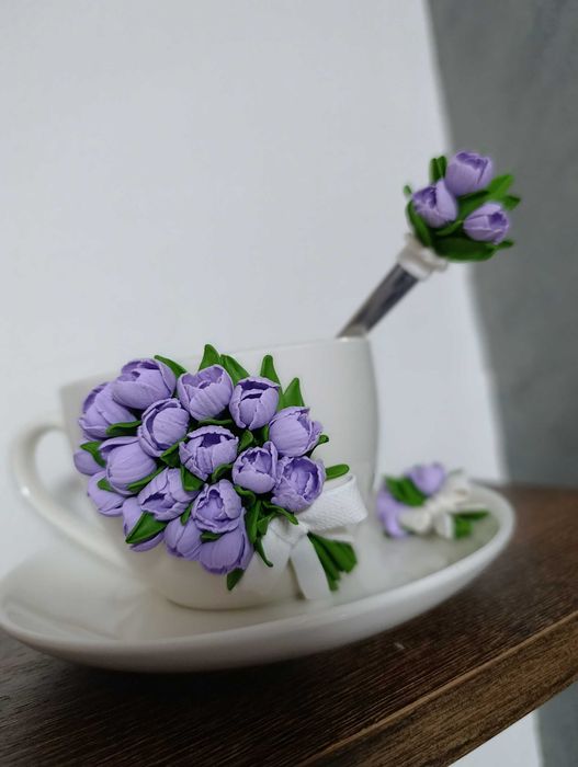 Set de cafea/ceai personalizat cu lalele modelate din lut polimeric