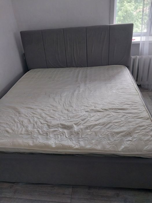 Продается двуспальная кровать с матрасом.