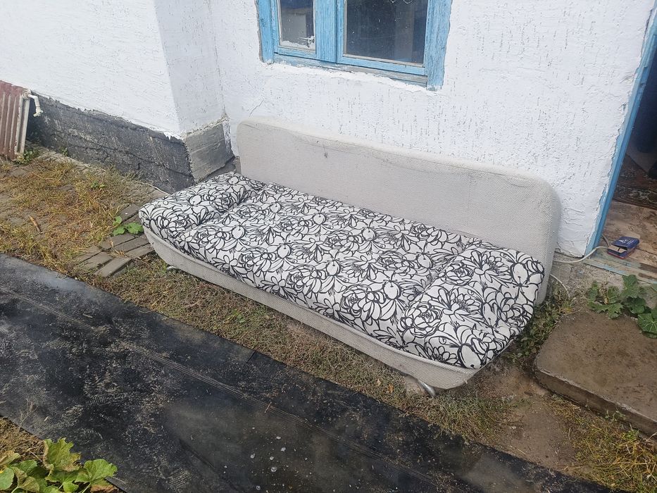 Отдам даром диван.
