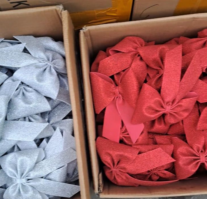 Продам новогодние елки и игрушки.