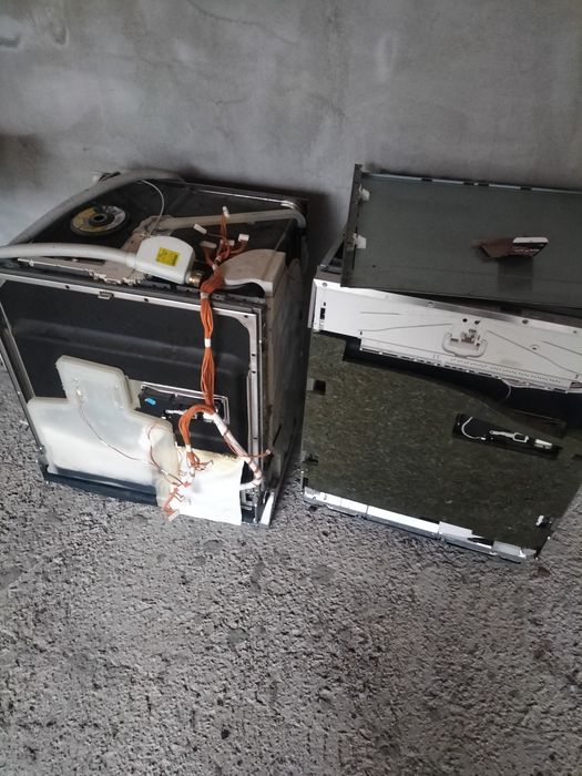 Vând două mașini de spălat vase Miele defecte dau eroare F14 .