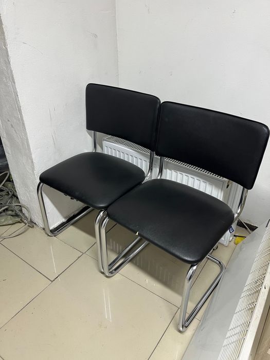 Стол и 2 стулья.