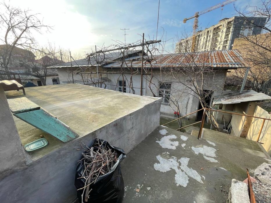 УзбекФильм продается сквозной участок 5,5 соток вдоль речки