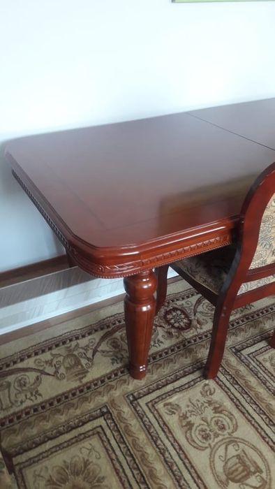 Стол и стулья для гостиной