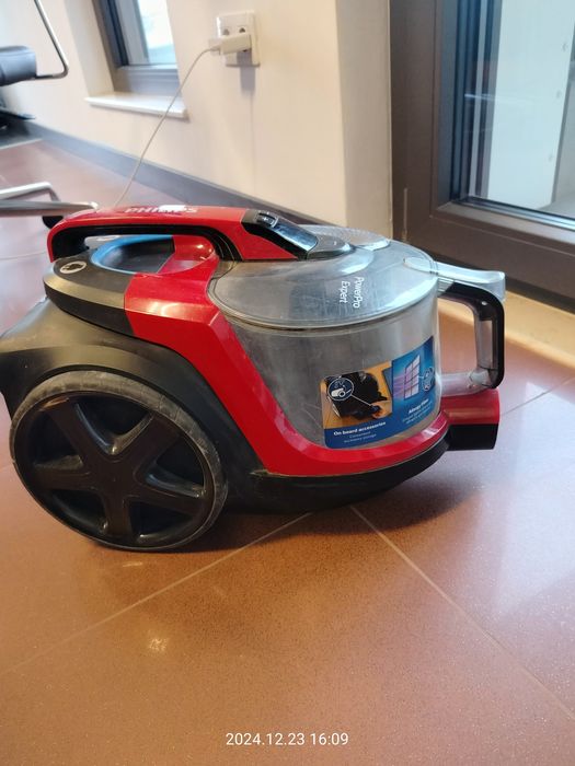 Продавам прахосмукачка Philips FC9729/09