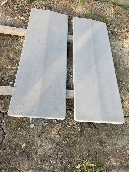 Vând 4  matrițe metal stalp, gard,2 matrițe coama gard,1 capac stalp!