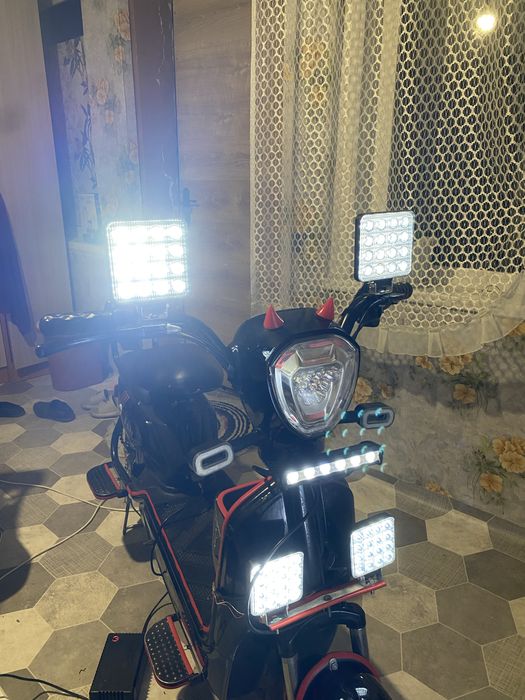 Электро скутер в подарок шлем