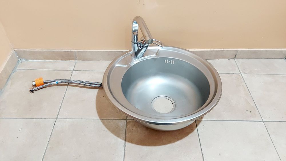 Умывальник круглый со смесителем