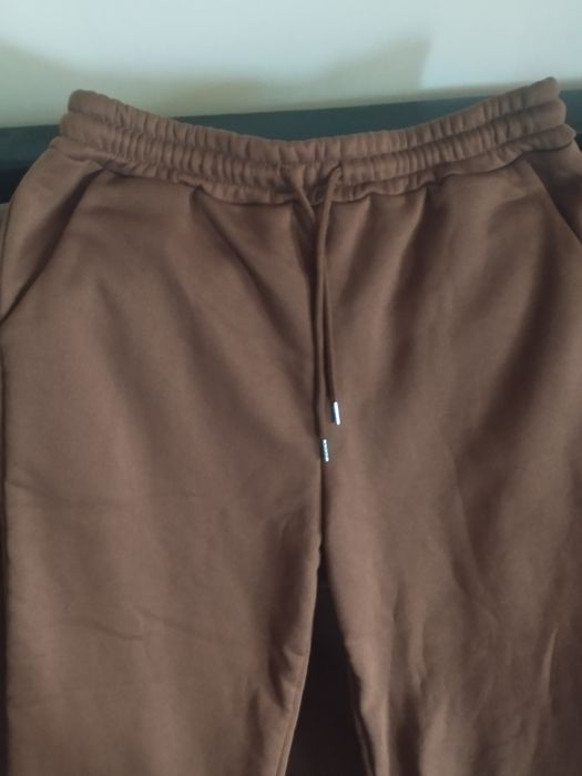 Спортно долнище в актуалния кафяв цвят