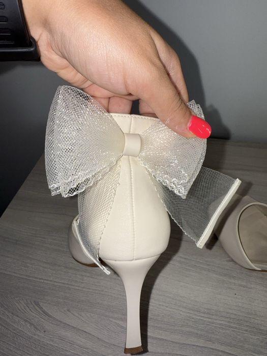 Бежови сандали на ток