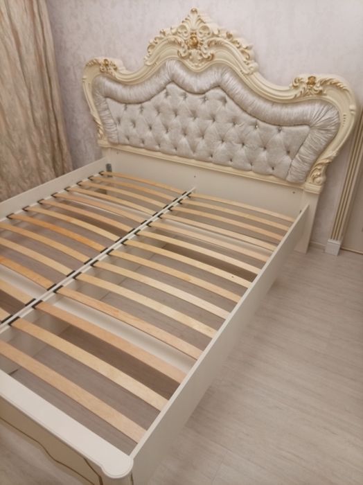 Кровать двуспальная с матрасом