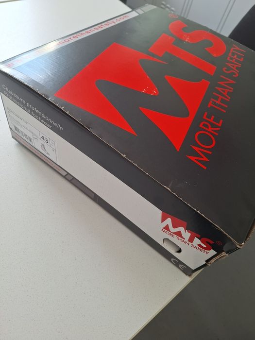 Обувки високи кожени