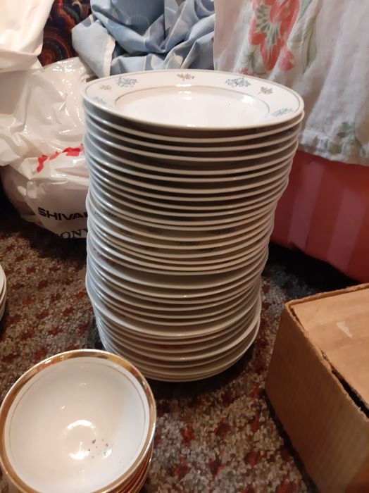 Посуда разная,тарелки-чайники.