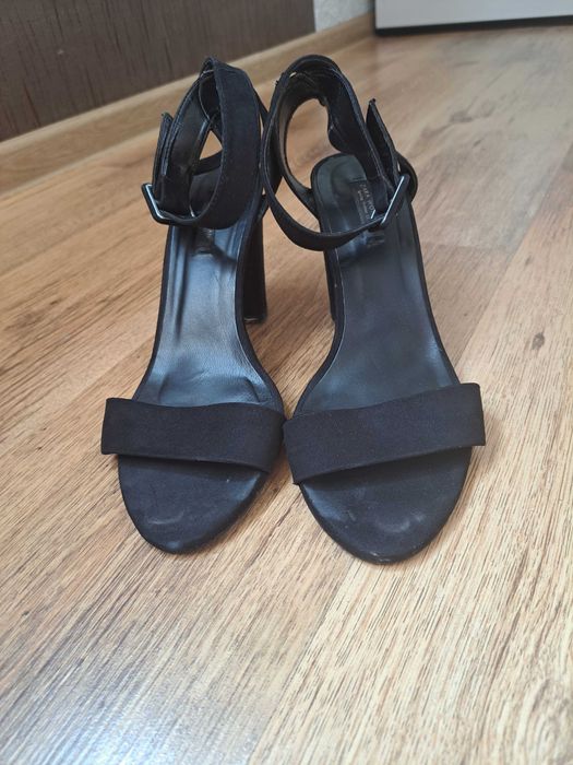 Сандали на ток Зара