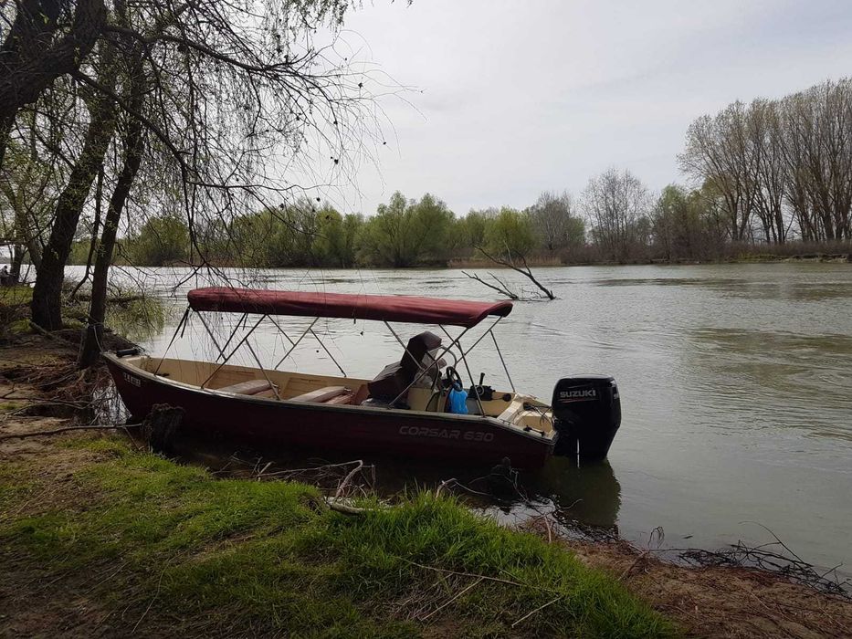Ambarcațiune cu motor